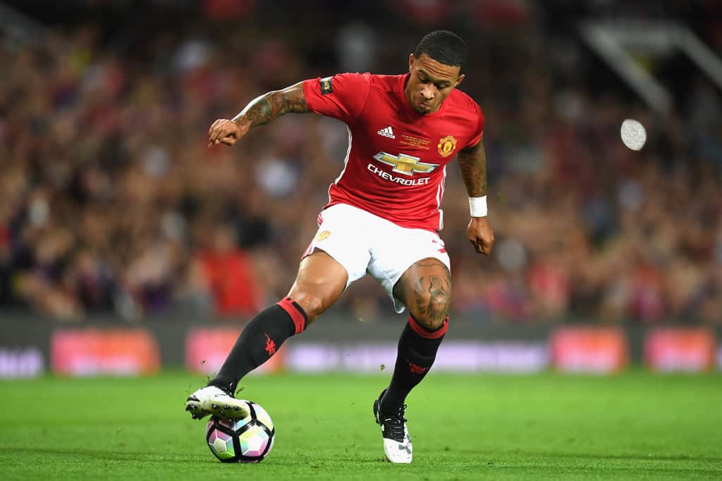 AC Milan are preparing a bid for Manchester United striker Memphis Depay, the Daily Express reports.