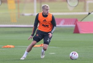 Donny van de Beek trains with Man Utd