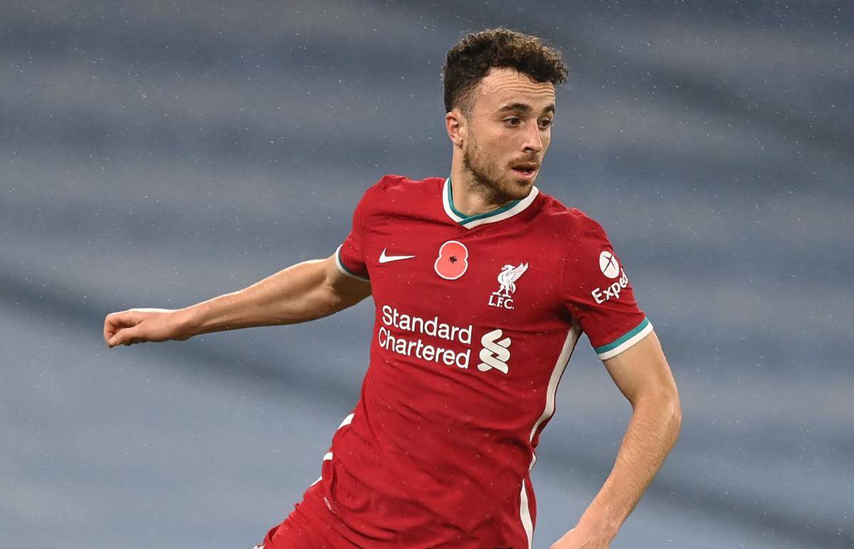 Diogo Jota of Liverpool runs with the ball during the Premier League match
