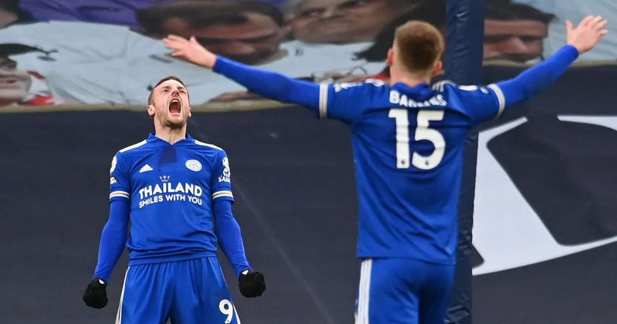 Jamie Vardy lets out a roar after Leicester double their lead through a Toby Alderweireld own goal