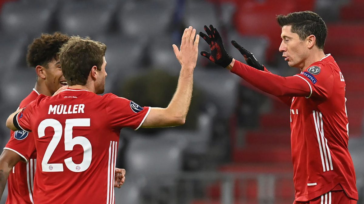 26 Ноября, Мюнхен: Роберт Левандовски и Томас Мюллер празднуют гол в ворота «РБ Зальцбурга (Фото - CHRISTOF STACHE AFP)
