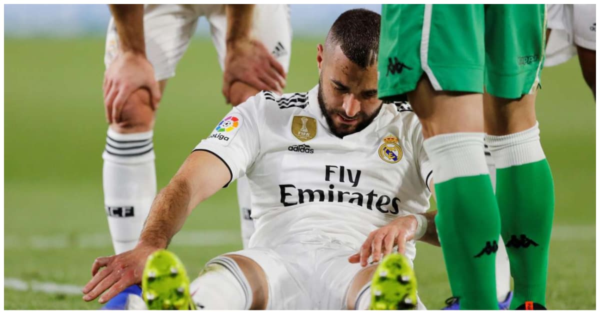 14 января, 2019 год: Нападающий Реала Карим Бензема после травмы мизинца во время матча с Бетисом (Фото - Reuters)