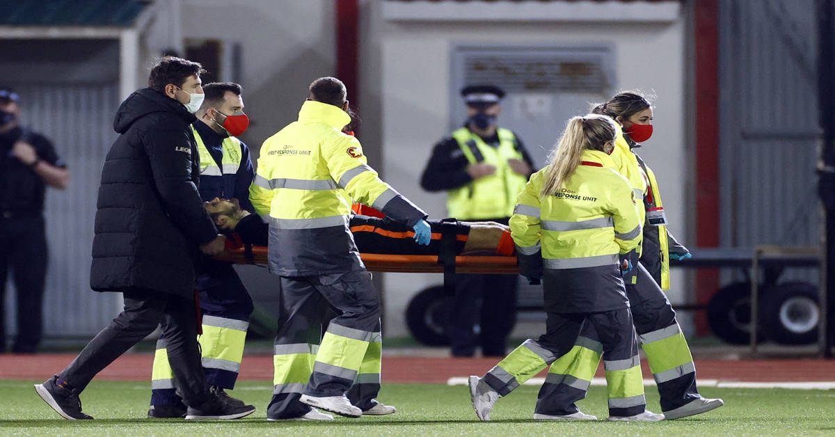 30 марта, Гибралтар, защитника сборной Нидерландов Дэйли Блинда унесли с поля на носилках (Фото - ANP Sport via Getty Images)