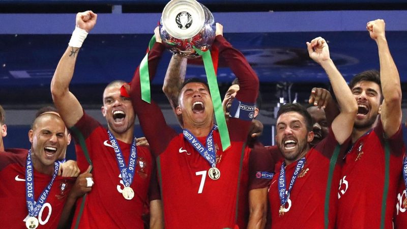 Португальцы празднуют победу на Евро - 2016 (Фото - Reuters)