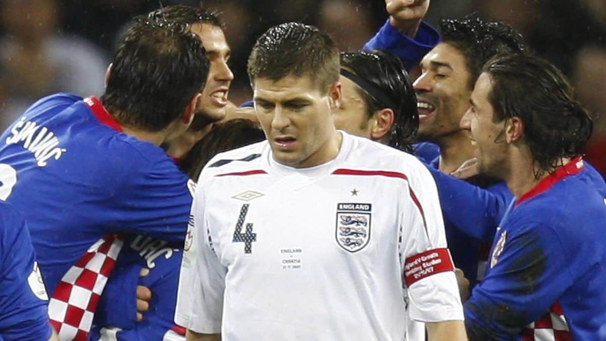 Полузащитник сборной Англии Стивен Джеррард во время матча отборочного этапа на Евро - 2008 против Хорватии (Фото - Reuters)
