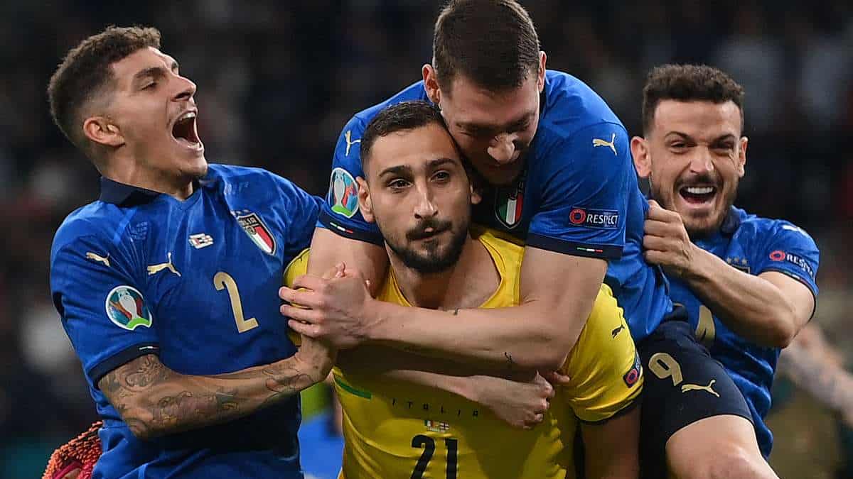 Футболисты сборной Италии празднуют победу на Евро после сейва Доннаруммы (Фото - Getty Images)