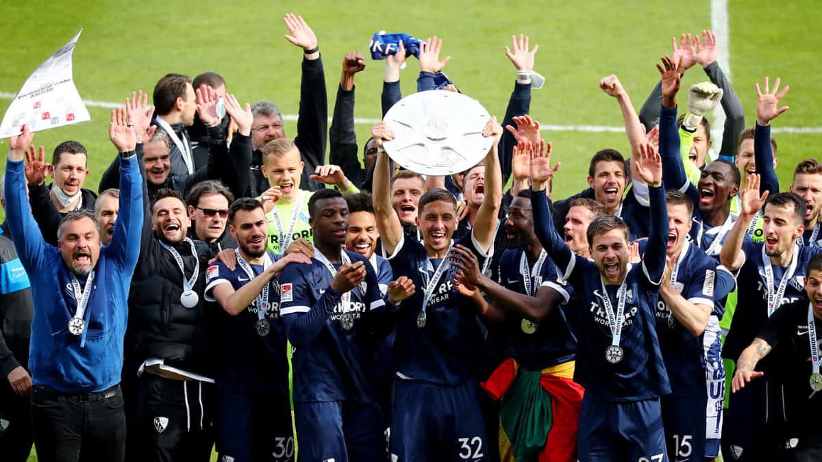 Футболисты «Бохум» празднуют победу во второй Бундеслиге (Фото - Christof Koepsel/Getty Images)