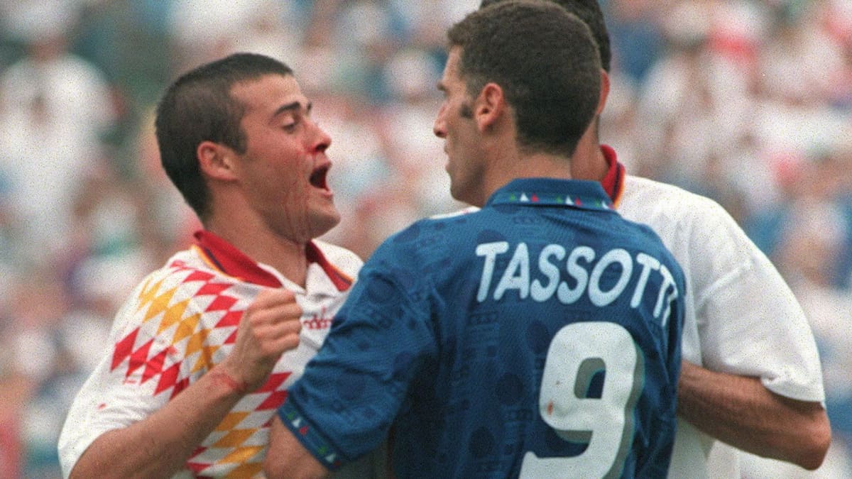  Луис Энрике против Мауро Тассотти на ЧМ - 1994 (Фото - EFE)