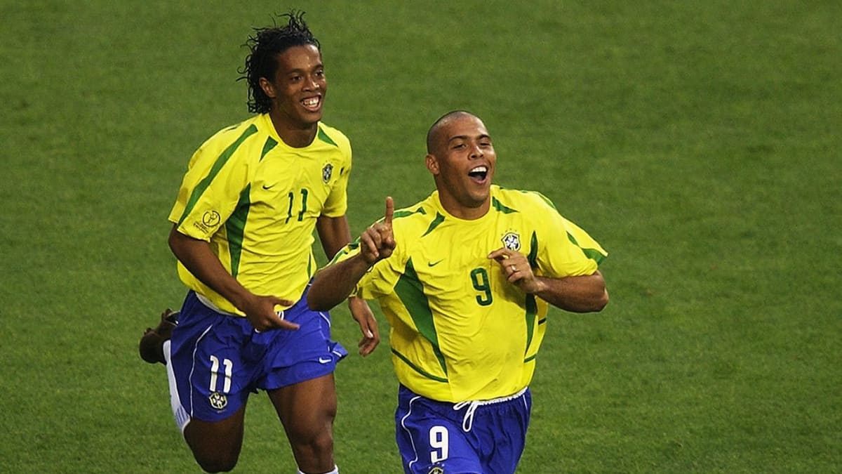 Роналдо и Роналдиньо в составе сборной Бразилии на ЧМ - 2002 (Фото - Clive Brunskill/Getty Images)