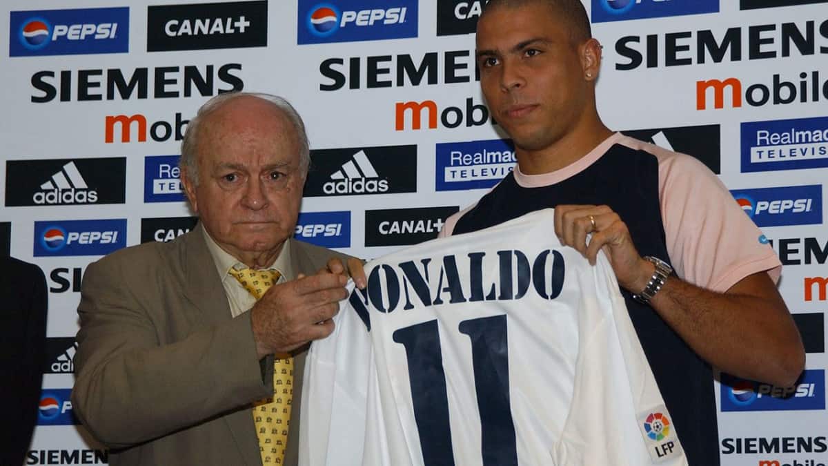 Роналдо и Альфредо ди Стефано во время презентации бразильца в 2002 году (фото -  CHRISTOPHE SIMON/AFP via Getty Images)