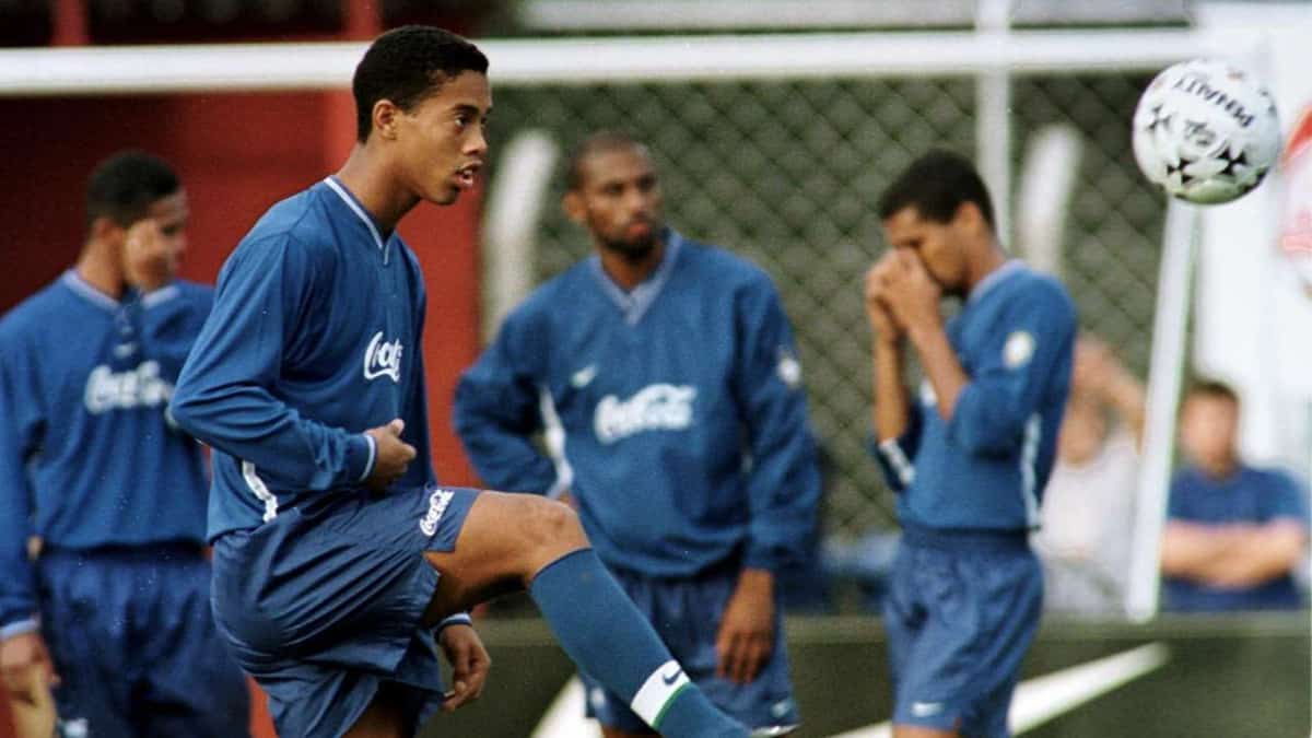 Молодой Роналдиньо в Бразилии (фото - Getty Images)