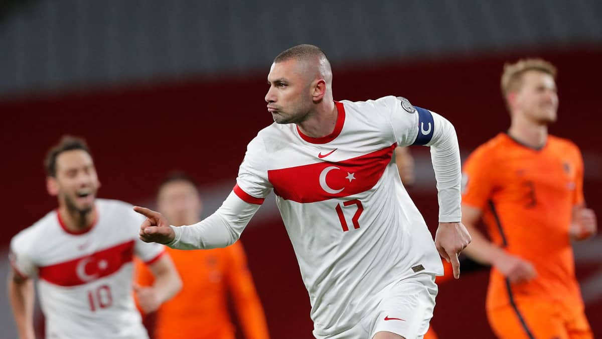 Нападающий сборной Турции Бурак Йылмаз празднует гол в ворота сборной Нидерландов в рамках квалификации на ЧМ - 2022 (фото - AFP)