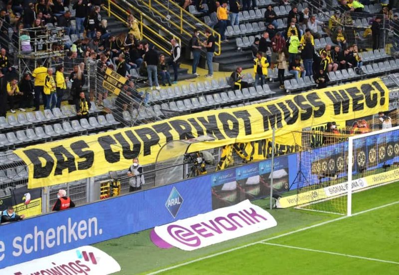 Баннер на стадионе «Сигнал Идуна Парк» с надписью «уберите кубковую форму» (Фото - @SCHWATZGELBDE)