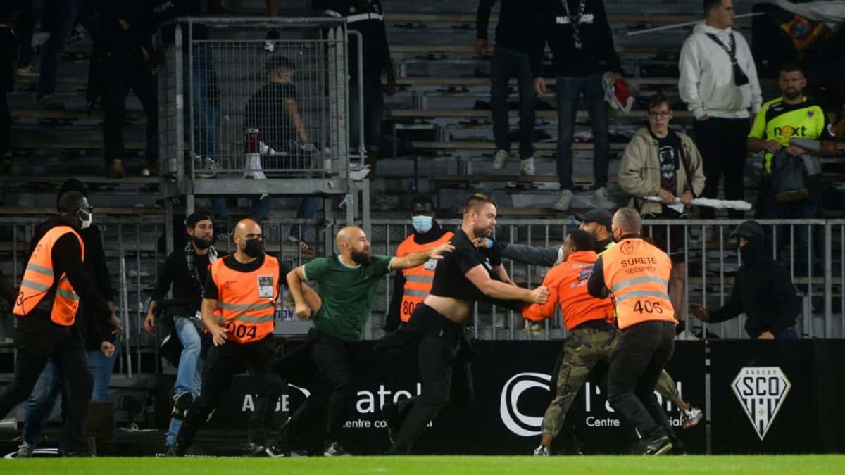 Фанаты «Марсель» устроили драку на поле «Анже» после матча (фото - Jean-Francois Monier / AFP via Getty Images)