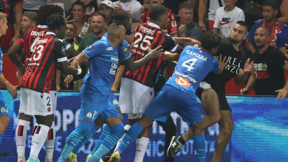 Болельщики «Ниццы» и футболисты «Марселя» устроили потасовку во время матча Лиги 1 (фото - Valery Hache, AFP)