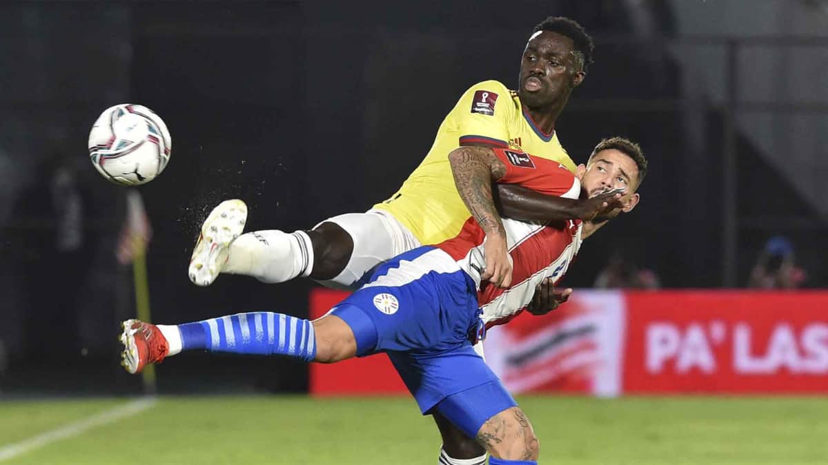Давинсон Санчес в составе сборной Колумбии в матче с Парагваем в рамках отборочного этапа на ЧМ - 2022 (фото - NORBERTO DUARTE/AFP via Getty Images)