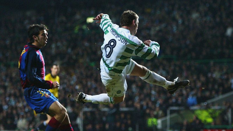 11/03/2004, Глазго, Шотландия: Футболист «Селтика» Алан Томпсон забивает в ворота «Барселоны» в первом матче 4 раунда Кубка УЕФА (фото - Michael Steele / Getty Images)