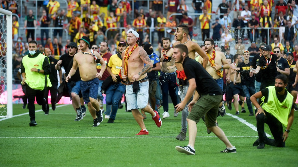 18/09/2021, Ланс, Франция: Болельщики «Ланса» выбежали на поле во время матча с «Лиллем» в рамках Лиги 1 (фото - AFP)