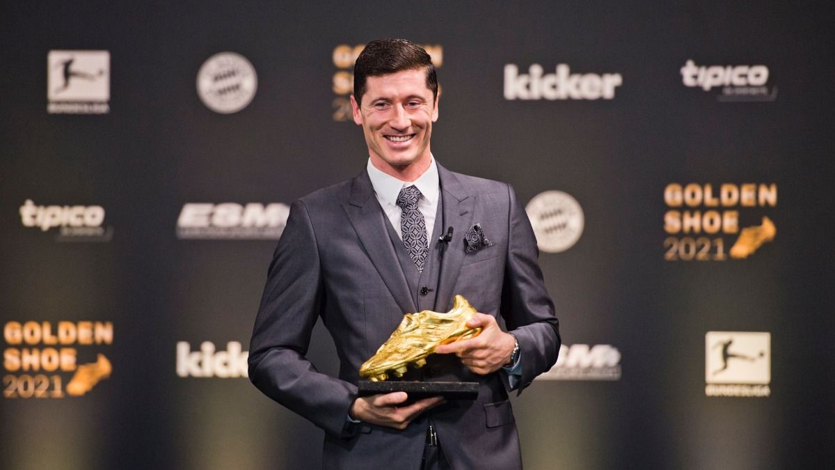 Robert Lewandowski’s Golden Shoe award - TOP 10 Memorable Football Moments of 2021