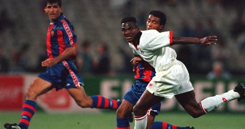 Ромарио против Марселя Десайи в финале ЛЧ 1993/94 (фото - Bob Thomas Sports Photography via Getty Images)