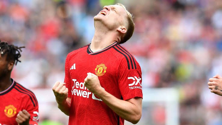 Donny van de Beek: Manchester United and FC Lorient reach agreement over a loan for midfielder