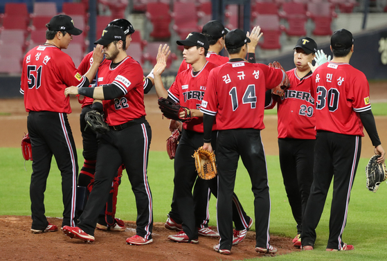 Who are the favourites to win the 2025 KBO Regular Season? 